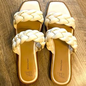 NWOT SZ 9 Time & Tru white sandals EXCELLENT condition.